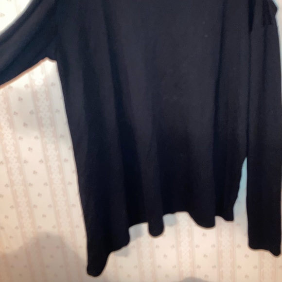 Cute asymmetrical black top with shoulder cutouts! In size medium - Picture 6 of 6